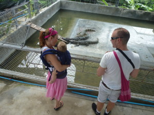 Martin, Kian und ich schauen uns die Krokodile auf Koh Phangan an