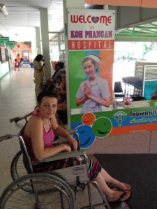 Der Unfall in Thailand, Ich im Rollstuhl im Koh Phangan Hospital