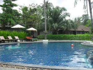 Die Poolanlage im Hutcha Resort auf Koh Samui