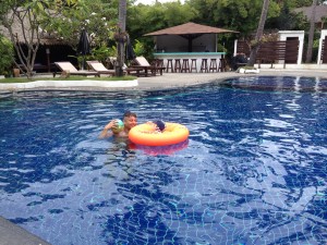 Spass im Pool, Koh Samui mit Baby