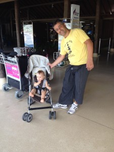 Kian und Papa am Airport von Koh Samui